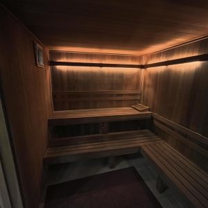 Have you taken advantage of your on-site luxurious Cedarwood Sauna? 🧖‍♂️🧖‍♀️♨️#hollycrest #notallapartmentsarethesame #luxuryliving #sauna #apartments #birkdale #charlotte #huntersville